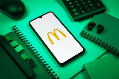 Prag, Çek Cumhuriyeti - 08 18 2025: Merkezinde McDonalds logosu olan bir ofis malzemesi aranjmanı. McDonalds hamburger, patates kızartması ve daha fazlası sunan bir fast-food zinciri..