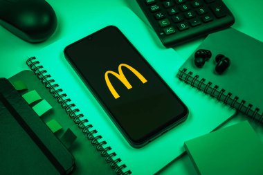 Prag, Çek Cumhuriyeti - 08 18 2025: Merkezinde McDonalds logosu olan bir ofis malzemesi aranjmanı. McDonalds hamburger, patates kızartması ve daha fazlası sunan bir fast-food zinciri..