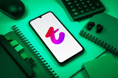 Prag, Çek Cumhuriyeti - 08 18 2025: Merkezde Tango logosu sergilenen bir cep telefonu ile ofis malzemeleri düzenlemesi. Tango, görüntülü aramalar, mesajlar ve canlı yayınlar için sosyal bir uygulama..