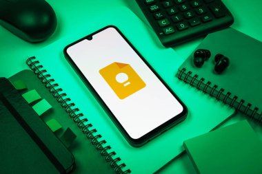Prag, Çek Cumhuriyeti - 08 18 2025: Merkezde Google Keep logosu sergilenen bir cep telefonu ile ofis malzemeleri düzenlemesi. Google Keep notlar, listeler ve hatırlatıcılar için bir platformdur.