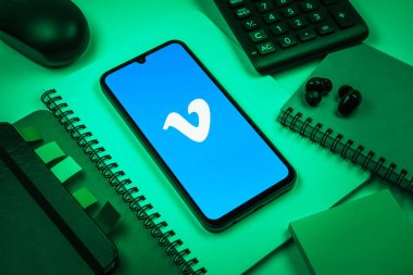 Prag, Çek Cumhuriyeti - 08 18 2025: Merkezde Vimeo logosunu gösteren bir cep telefonu ile ofis malzemeleri düzenlemesi. Vimeo, yüksek kaliteli video sunucu ve paylaşımı için bir platformdur.