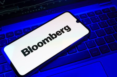 Prag, Çek Cumhuriyeti - 08 18 2025: Klavyede bir cep telefonu Bloomberg logosunu gösteriyor. Bloomberg finansal haberler, veriler ve analizler sağlayan bir şirkettir..