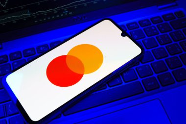 Prag, Çek Cumhuriyeti - 08 18 2025: Klavyede bir cep telefonu Mastercard logosu sergiler. Mastercard ödeme kartları ve hizmetler sağlayan bir finans şirketidir..