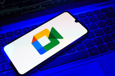 Prag, Çek Cumhuriyeti - 08 18 2025: Google Meet logosunu gösteren bir cep telefonu. Google Meet video toplantıları ve çevrimiçi işbirliği için bir platformdur.