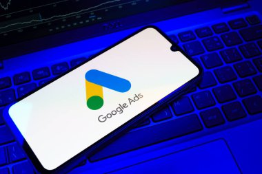Prag, Çek Cumhuriyeti - 08 18 2025: Bir klavyede bir cep telefonu Google Ads logosu görüntüler. Google Reklamları, çevrimiçi reklamlar yaratmak ve yönetmek için bir platformdur.