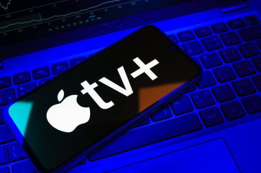 Prag, Çek Cumhuriyeti - 08 18 2025: Bir klavyede bir cep telefonu Apple TV + logosu görüntüler. Apple TV +, filmler ve TV programları için bir yayın platformudur..