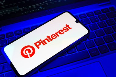 Prag, Çek Cumhuriyeti - 08 18 2025: Klavyede bir cep telefonu Pinterest logosunu gösteriyor. Pinterest fikirleri görsel olarak keşfetmek ve kaydetmek için bir platformdur..