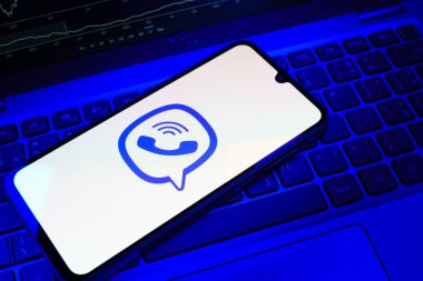 Prag, Çek Cumhuriyeti - 08 18 2025: Klavyede Viber logosu gösteren bir cep telefonu. Viber aramalar, mesajlar ve medya paylaşımı için bir mesajlaşma uygulamasıdır.