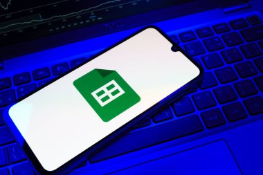 Prag, Çek Cumhuriyeti - 08 18 2025: Klavyede bir cep telefonu Google Sheets logosunu gösterir. Google Sayfalar tablo oluşturmak ve yönetmek için bir platformdur.
