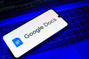 Prag, Çek Cumhuriyeti - 08 18 2025: Google Docs logosunu gösteren bir cep telefonu. Google Docs metin belgeleri oluşturmak ve düzenlemek için bir platformdur.