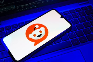 Prag, Çek Cumhuriyeti - 08 18 2025: Klavyede bir cep telefonu Reddit logosu sergiler. Reddit tartışma, haber ve toplum içeriği için bir platformdur.