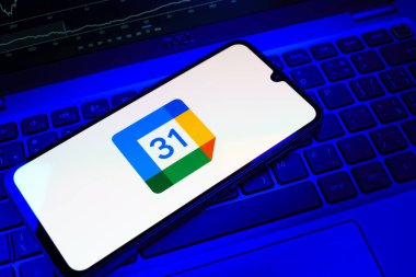 Prag, Çek Cumhuriyeti - 08 18 2025: Klavyede bir cep telefonu Google Takvim logosunu görüntüler. Google Takvimi olayları zamanlamak ve yönetmek için bir platformdur.