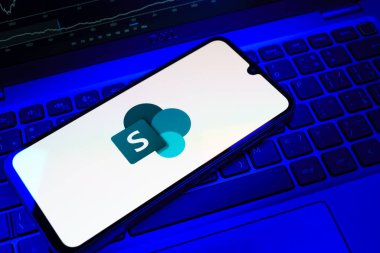 Prag, Çek Cumhuriyeti - 08 18 2025: Klavyede bir cep telefonu Microsoft Sharepoint logosunu gösteriyor. Microsoft Sharepoint işbirliği ve belge yönetimi için bir platformdur.