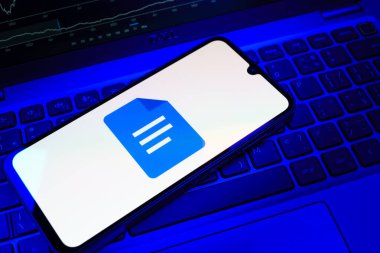 Prag, Çek Cumhuriyeti - 08 18 2025: Google Docs logosunu gösteren bir cep telefonu. Google Docs metin belgeleri oluşturmak ve düzenlemek için bir platformdur.