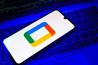 Prag, Çek Cumhuriyeti - 08 18 2025: Bir klavyede bir cep telefonu Google TV logosu görüntüler. Google TV film, program ve uygulamalar için bir platformdur..