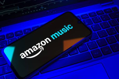 Prag, Çek Cumhuriyeti - 08 18 2025: Klavyede bir cep telefonu Amazon Müzik logosu sergiler. Amazon Müzik müzik müzik için bir platformdur..