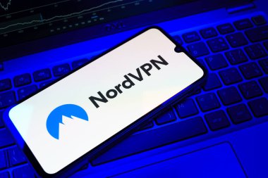 Prag, Çek Cumhuriyeti - 08 18 2025: Klavyede bir cep telefonu NordVPN logosu sergiler. NordVPN güvenli ve özel internet taraması için bir platformdur.
