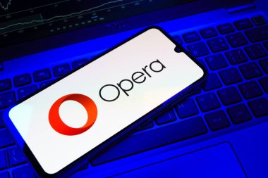 Prag, Çek Cumhuriyeti - 08 18 2025: Klavyede bir cep telefonu Opera logosunu gösterir. Opera hızlı ve güvenli internet taraması için bir web tarayıcısıdır.