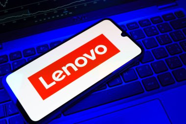 Prag, Çek Cumhuriyeti - 08 18 2025: Klavyede bir cep telefonu Lenovo logosunu gösteriyor. Lenovo bilgisayar ve elektronik üreten bir teknoloji şirketidir..