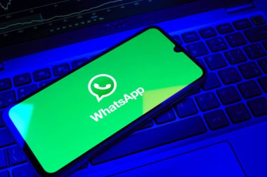 Prag, Çek Cumhuriyeti - 08 18 2025: Klavyede WhatsApp logosu gösteren bir cep telefonu. WhatsApp mesaj, çağrı ve medya göndermek için bir uygulamadır.
