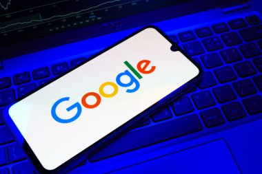 Prag, Çek Cumhuriyeti - 08 18 2025: Klavyede bir cep telefonu Google logosunu görüntüler. Google bilgi için bir arama motoru ve teknoloji platformudur.