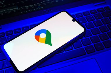 Prag, Çek Cumhuriyeti - 08 18 2025: Bir klavyede bir cep telefonu Google Maps logosu görüntüler. Google Maps haritalar, navigasyon ve konum hizmetleri için bir platformdur.