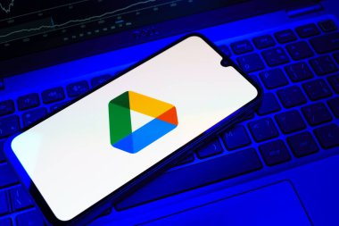 Prag, Çek Cumhuriyeti - 08 18 2025: Bir klavyede bir cep telefonu Google Drive logosu görüntüler. Google Drive dosyaları çevrimiçi depolamak ve paylaşmak için bir platformdur.