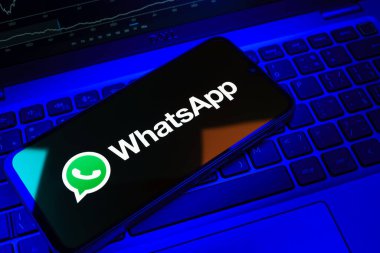 Prag, Çek Cumhuriyeti - 08 18 2025: Klavyede WhatsApp logosu gösteren bir cep telefonu. WhatsApp mesaj, çağrı ve medya göndermek için bir uygulamadır.