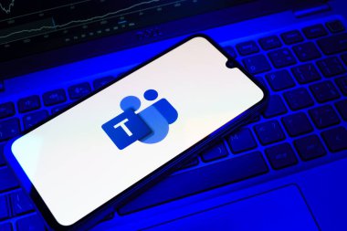 Prag, Çek Cumhuriyeti - 08 18 2025: Klavyede bir cep telefonu takım logosunu görüntüler. Takımlar takım işbirliği, toplantılar ve iletişim için bir platformdur..