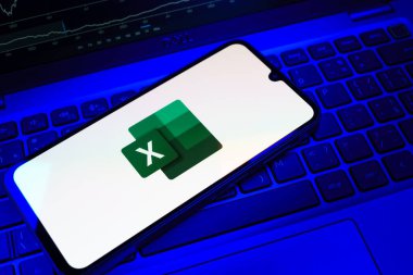 Prag, Çek Cumhuriyeti - 08 18 2025: Klavyede bir cep telefonu Excel logosu sergiler. Excel, tablo, veri analizi ve hesaplamalar için bir yazılımdır..