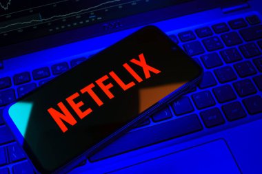 Prag, Çek Cumhuriyeti - 08 18 2025: Klavyede bir cep telefonu Netflix logosunu gösterir. Netflix sinema ve televizyon programları için bir yayın platformudur..