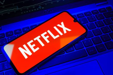 Prag, Çek Cumhuriyeti - 08 18 2025: Klavyede bir cep telefonu Netflix logosunu gösterir. Netflix sinema ve televizyon programları için bir yayın platformudur..