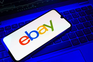 Prag, Çek Cumhuriyeti - 08 18 2025: Bir klavyede cep telefonu ebay logosu sergiler. eBay, mal alıp satmak için çevrimiçi bir pazardır..