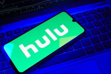 Prag, Çek Cumhuriyeti - 08 18 2025: Klavyede bir cep telefonu Hulu logosu sergiler. Hulu TV şovları, filmler ve canlı TV için bir yayın platformu..