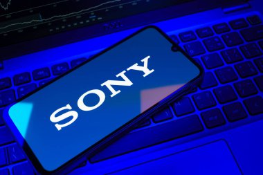 Prag, Çek Cumhuriyeti - 08 18 2025: Klavyede bir cep telefonu Sony logosunu gösteriyor. Sony elektronik, oyun ve eğlence üreten bir teknoloji şirketidir..