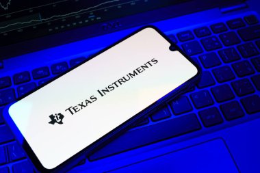 Prag, Çek Cumhuriyeti - 08 18 2025: Klavyede bir cep telefonu Texas Instruments logosunu gösteriyor. Texas Instruments yarı iletken ve elektronik üreten bir şirket..