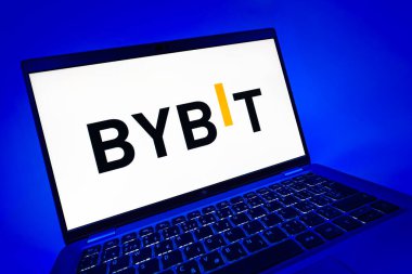 Prag, Çek Cumhuriyeti - 08 12 2025: Bybit logosunu gösteren dinamik bir yakın plan. Bybit şifreli para ve türev ticareti için bir platformdur.