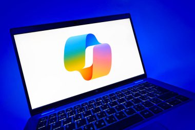 Prag, Çek Cumhuriyeti - 08 12 2025: Copilot logosunu gösteren dinamik bir yakın plan. Copilot, üretkenlik yardımı için yazılıma entegre edilmiş bir yapay zeka asistanıdır..