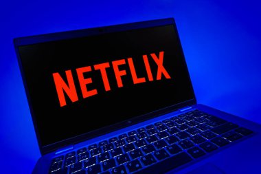 Prag, Çek Cumhuriyeti - 08 12 2025: Netflix logosunu gösteren bir dizüstü bilgisayarın dinamik yakın çekimi. Netflix sinema ve televizyon programları için bir yayın platformudur..
