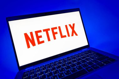 Prag, Çek Cumhuriyeti - 08 12 2025: Netflix logosunu gösteren bir dizüstü bilgisayarın dinamik yakın çekimi. Netflix sinema ve televizyon programları için bir yayın platformudur..
