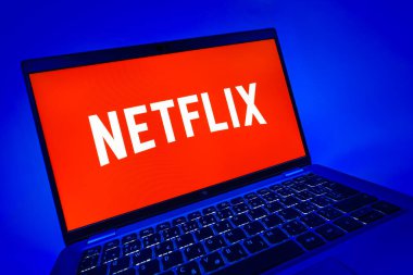 Prag, Çek Cumhuriyeti - 08 12 2025: Netflix logosunu gösteren bir dizüstü bilgisayarın dinamik yakın çekimi. Netflix sinema ve televizyon programları için bir yayın platformudur..