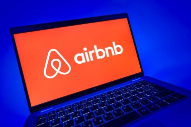 Prag, Çek Cumhuriyeti - 08 12 2025 Airbnb logosunu gösteren dinamik yakın plan. Airbnb dünya çapında kısa vadeli konaklama için bir platformdur..