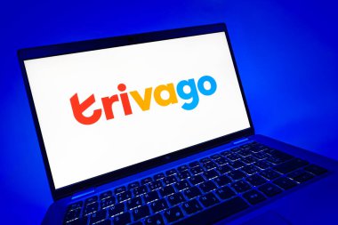Prag, Çek Cumhuriyeti - 08 12 2025: Trivago logosunu gösteren bir dizüstü bilgisayarın dinamik yakın çekimi. Trivago otel fiyatlarını ve anlaşmaları karşılaştırmak için bir platform..