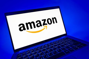 Prag, Çek Cumhuriyeti - 08 12 2025: Amazon logosunu gösteren bir dizüstü bilgisayarın dinamik yakın çekimi. Amazon, alışveriş ürünleri ve hizmetleri için çevrimiçi bir platformdur..