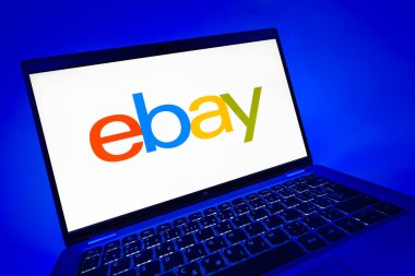 Prag, Çek Cumhuriyeti - 08 12 2025: ebay logosunu gösteren bir dizüstü bilgisayarın dinamik yakın çekimi. eBay, mal alıp satmak için çevrimiçi bir pazardır..