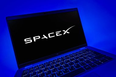 Prag, Çek Cumhuriyeti - 08 12 2025: SpaceX logosunu gösteren bir dizüstü bilgisayarın dinamik yakın çekimi. SpaceX uzay keşfi ve roket fırlatmaları için özel bir şirkettir..