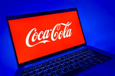 Prag, Çek Cumhuriyeti - 08 12 2025: Coca-Cola logosunu gösteren bir dizüstü bilgisayarın dinamik yakın çekimi. Coca-Cola meşrubatlarıyla tanınan bir içecek şirketidir..