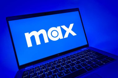 Prag, Çek Cumhuriyeti - 08 12 2025: Max logosunu gösteren bir dizüstü bilgisayarın dinamik yakın çekimi. Max, filmler, TV programları ve özgün içerikler için bir yayın platformudur..