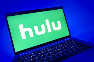 Prag, Çek Cumhuriyeti - 08 12 2025: Hulu logosunu gösteren bir dizüstü bilgisayarın dinamik yakın çekimi. Hulu TV şovları, filmler ve canlı TV için bir yayın platformu..