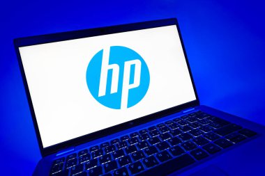 Prag, Çek Cumhuriyeti - 08 12 2025: Hewlett-Packard logosunu gösteren bir dizüstü bilgisayarın dinamik yakın çekimi. Hewlett-Packard bilgisayar ve yazıcı üreten bir teknoloji şirketidir..